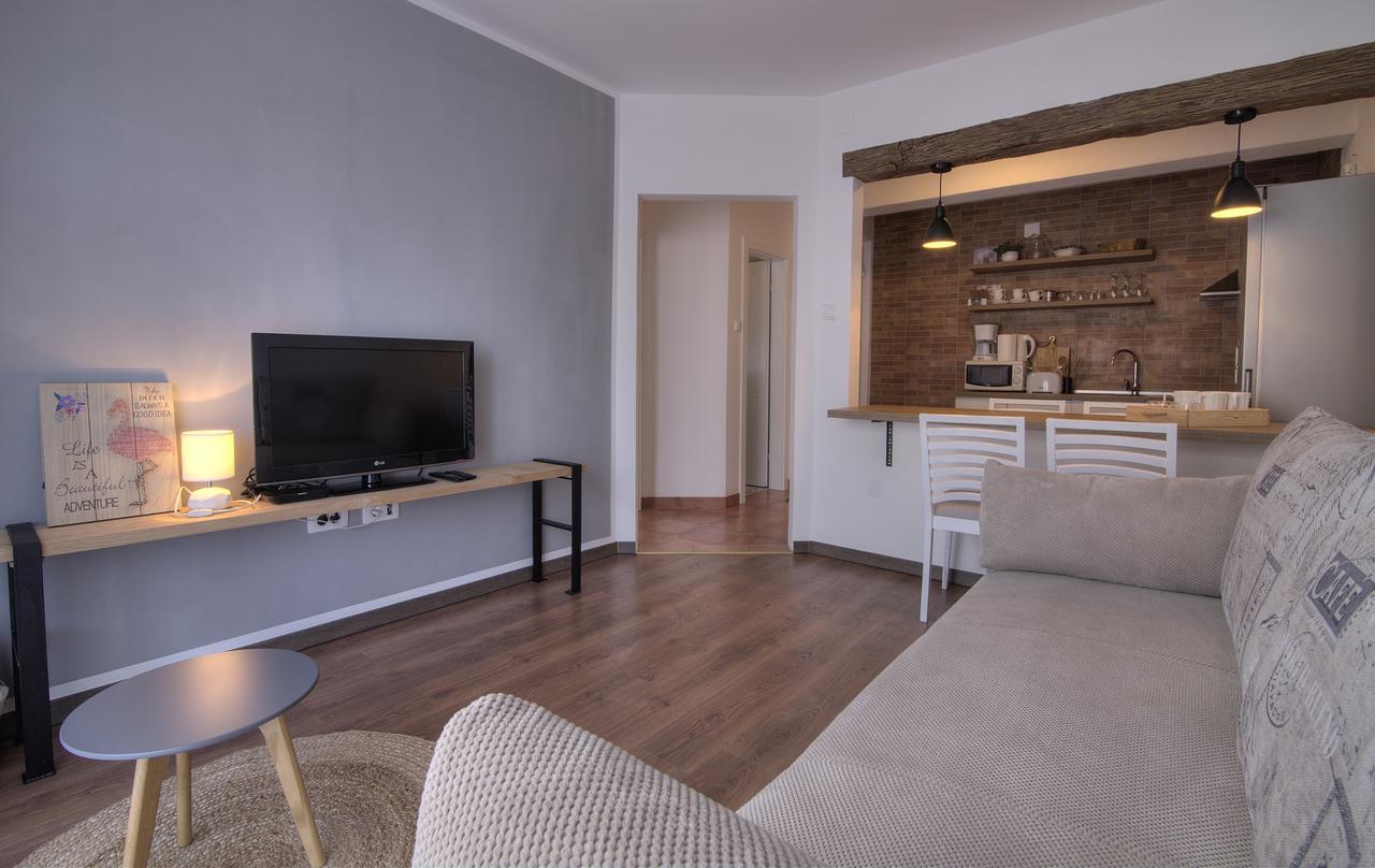 Apartments Lola セニ エクステリア 写真