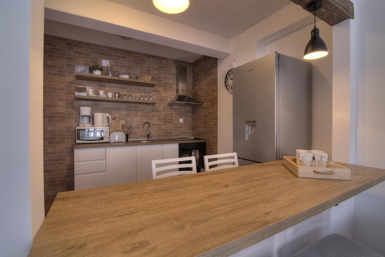 Apartments Lola セニ エクステリア 写真