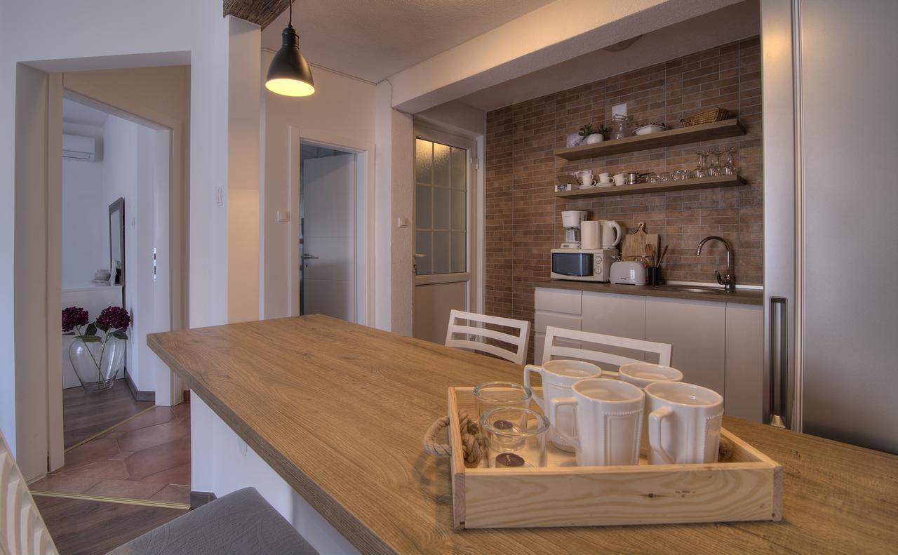 Apartments Lola セニ エクステリア 写真