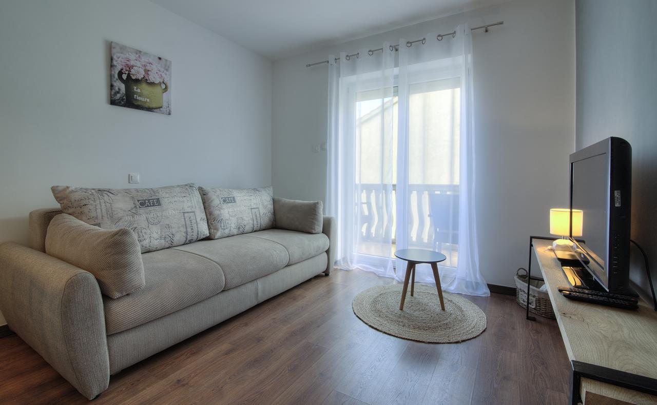 Apartments Lola セニ エクステリア 写真