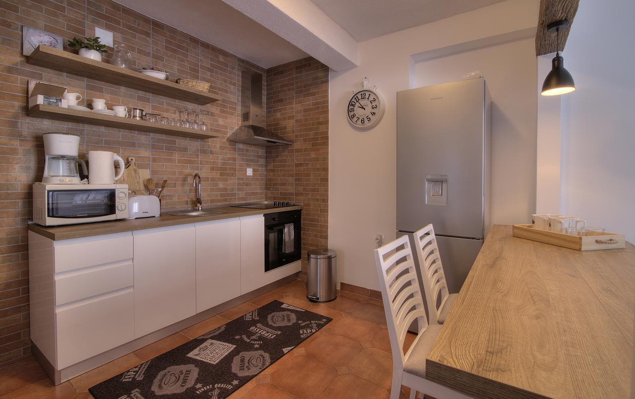 Apartments Lola セニ エクステリア 写真