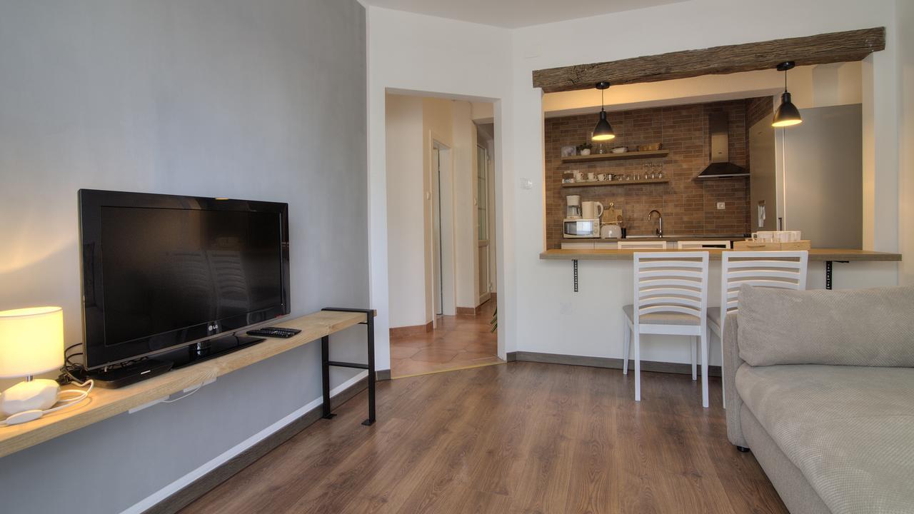 Apartments Lola セニ エクステリア 写真