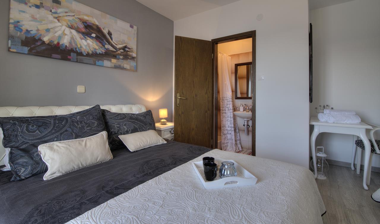 Apartments Lola セニ エクステリア 写真